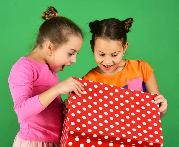Hermanas con lunares rojos caja de regalo para vacaciones. —  Fotos de Stock
