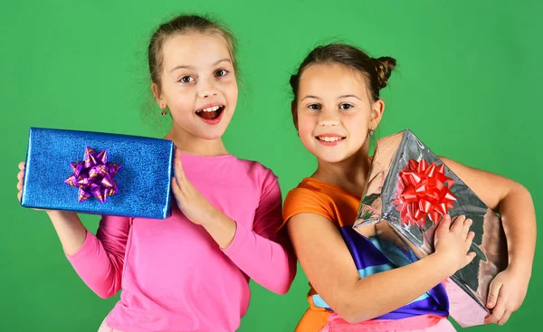 Zusters met geschenkdozen voor vakantie. Meisjes met vrolijke gezichten — Stockfoto