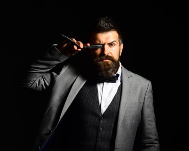 Koyu yeşil arka planda katı yüzlü bir iş adamı..