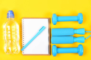 Kilo vermek için aptal aletler. Not defteri, kalem ve spor aletleri.