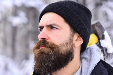 Hippi oduncu konsepti. Siyah şapkalı maço..