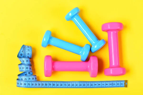 Gym och hälsosam livsstil verktyg. Hantlar i rosa och blått — Stockfoto