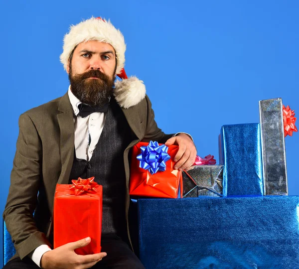 L'uomo con la barba tiene i regali. Nuovo concetto vigilia dell'anno. — Foto Stock