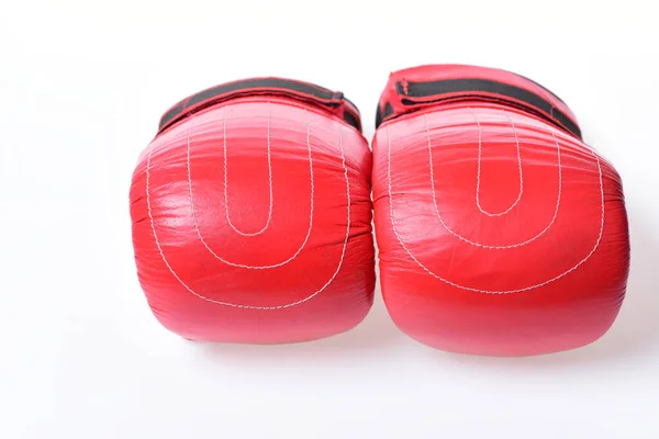 Sport en vechtsport concept. Bokshandschoenen in rode kleur — Stockfoto