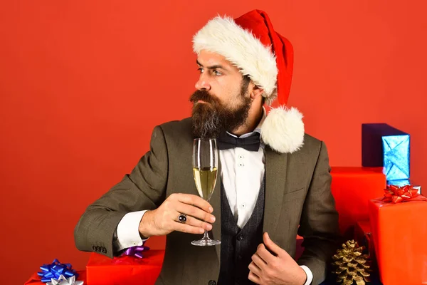 L'uomo con la barba tiene lo champagne. Uomo d'affari dal volto curioso — Foto Stock