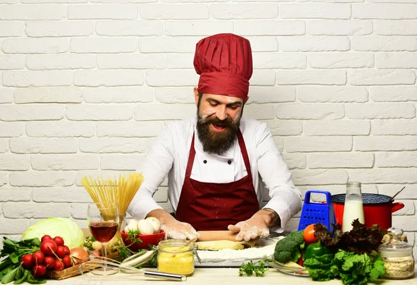 Professionellt kokkoncept. Kock gör deg. — Stockfoto