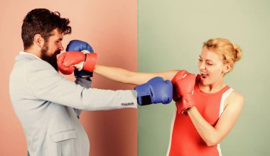 Boks çifti. Güç ve güç. Aile boks eldivenleri. Sakallı hippi adam bir kadınla kavga ediyor. İlişki sorunları. Spor. Nakavt yumruğu. ki o haklı. Dövüşü kazan