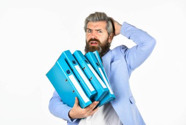 Belgelerle çalış. Arşivleri ara. Evrak işleri. Proje belgeleri. Maaşın varsa fazla mesai yapmak zorunda mısın? Teslim tarihi konsepti. Proje müdürü. Proje yöneticisi. Adam bir sürü dizin taşıyor.