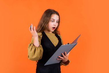 Aman Tanrım. Elinde evrak klasörüyle esmer bir kız şaşırdı. Genç çocuk klasörü elinde tutuyor. Ofis hayatı. Arşivden bilgi al. Genç iş çocuğu klasörü tutuyor.