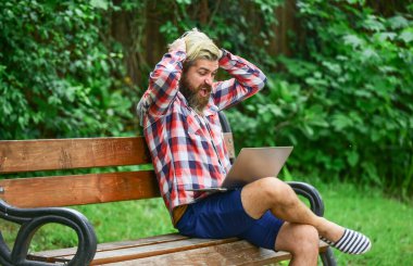 Temiz hava. Gezici internet. İnternetten alışveriş. Çevik iş. Sakallı adam yedek kulübesinde oturuyor. Çalış ve rahatla. İnternette çalışıyorum. Hippi parkta ilham kaynağı oldu. Modern laptop. Uzak görev