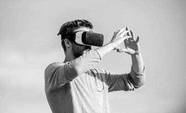 Artırılmış gerçeklik. Oyuncu konsepti. Modern teknoloji. Dijital gelecek ve yenilik. Siber uzay. Sanal gerçeklik. Oyun online. Sanal gerçeklik gözlükleri. Kablosuz sanal gerçeklik gözlüklü yakışıklı adam.