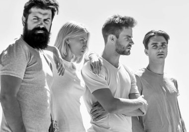 Sosyal ol. Gençler kaynaşıyor. Amaçlı iş ekibi. Dört kişilik bir grup. Özgürlük ve başarı. Erkek ve kadın gökyüzü arka planda. Gençlik psikolojisi. Arkadaşlarla vakit geçirmek. Yaz tatili