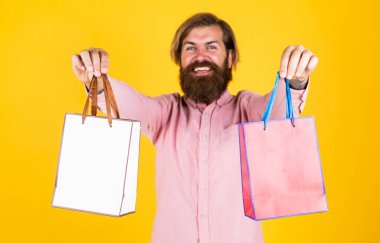 Neşeli vahşi hippi hediyeleri. Kağıt alışveriş torbası. Partide doğum günü sürprizi. Paketli adam. Tatil için hazırlanın. En iyi satış teklifi. Hediyeli mutlu sakallı adam. Çevrimiçi mağaza