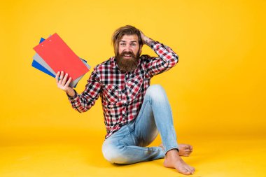 Çok yorgun hissediyorum. Çok iş var. Güzel, yakışıklı bir emlakçı klasörü tutuyor ve pozitifliğini ifade ediyor. İnsanlar ve şirket konsepti. Kağıda bazı notlar yazıyorum. Hafta sonunu planlıyor.