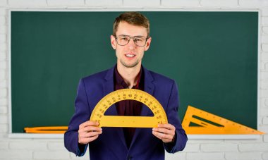 Tahtadaki zeki öğretmen genç lider, öğrencilere konsepti öğretiyor.