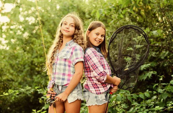 Weg met vissen. Twee meisjes vissen. Groot wild vissen. Zomer hobby. gelukkige kinderen met net en staaf. Zomervakantie weekend. Vliegvissen tijd. Kleine kinderen brengen tijd door in het kamp. Veel plezier. vishengelaar — Stockfoto