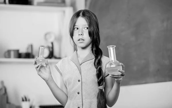 A descobrir cura. de volta à escola. Educação Biológica. Laboratório escolar. aluna menina pequena com frasco químico. Use a nova tecnologia. aula de ciências. menina em aula de química com tubo de ensaio — Fotografia de Stock