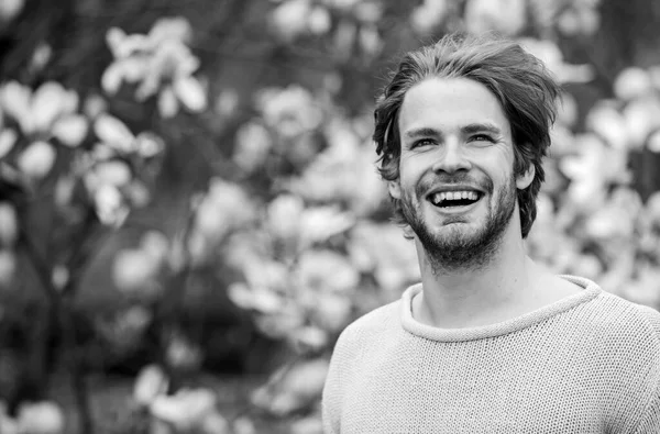 Mutlu bahar günleri. Sakura kokusu. İyi havanın tadını çıkar. Alerji. Manolya çiçeği açan seksi adam. Adam doğal mevsimlik arka plan. Tazelenmiş hissediyorum. Bahar tatili Erkek cinselliği.