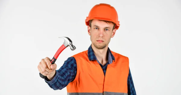 Guy kloppen hamer professionele meester reparatie slijtage helm uniform, goed gereedschap concept — Stockfoto