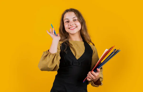 Dios da resultados. obtener conocimiento de archivo. Joven chico de negocios sosteniendo carpeta. Hermosa chica morena con carpeta de documentos en sus manos. adolescente niño sostiene carpeta en las manos. vida de oficina — Foto de Stock