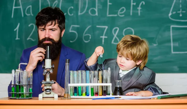 Persönliches Beispiel und Inspiration. Studium der Chemie und Biologie. Studieren ist interessant. Bildungsarbeit durch Erfahrung studieren. Ich liebe das Lernen in der Schule. Lehrer und Junge im Chemielabor — Stockfoto