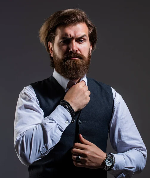 Mężczyzna przystojny brodaty biznesmen stylowy formalny strój regulować krawat koncepcja — Zdjęcie stockowe