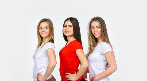 Skupinové ženy přátelé na bílém pozadí, ženské zdraví koncept — Stock fotografie