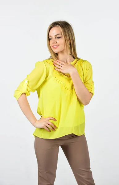 Chemise jaune fille chemisier vêtements d'été, concept femme rêveuse — Photo