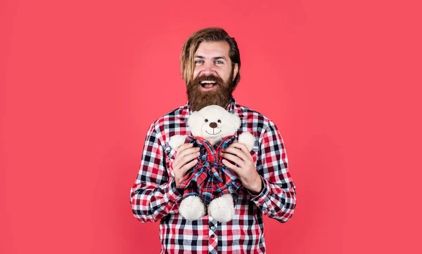 Романтическое приветствие. Человек с бородой держит милого игрушечного медведя. Мужчина держит плюшевого мишку. Концепция подарков и праздников. Это для тебя. Хипстер как игрушка для животных. Празднование дня рождения. почувствовать счастье — стоковое фото