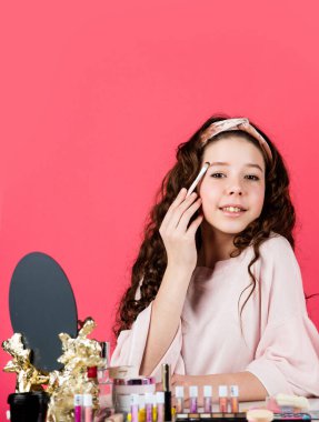 Sağlık ve güzellik. Kadın ürünleri. Yüzümü sev. Uzun kıvırcık saçlı bir kız. Güzellik rutini. Doğal organik kozmetik. Sağlıklı cilt. Sivilce sorunu. Güzellik salonundaki kız. Çocuğun makyajı.