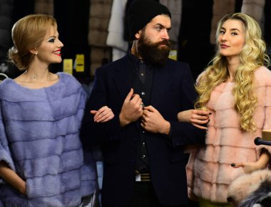 Mağazadaki arkadaşlar: Pahalı paltolu bayanlar ve baylar..