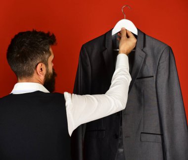 Terzilik ve tasarım. İş yerinde sakallı bir adam var..