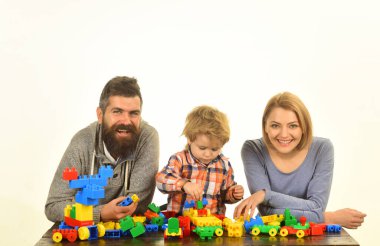 Anne, baba ve çocuk oyun odasında. Erkek kadın ve oğlan.