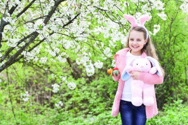 Çiçek açan ağacın arkasında poz veren çocuk, Paskalya