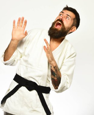 Beyaz arka planda beyaz kimonolu sakallı adam..