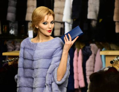 Şaşırmış yüzlü kız kürklü ceket giyiyor.