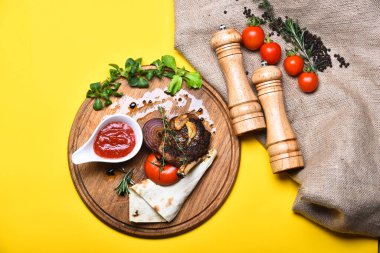 Amerikan usulü ızgara domuz pirzolası ve barbekü sosu