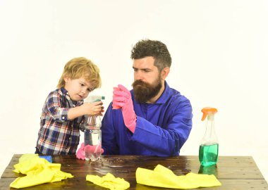Çocuk temizlik spreyi tutuyor ve babası sünger tutuyor..