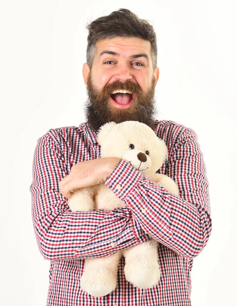 Chico con barba abraza juguete suave con ternura. —  Fotos de Stock