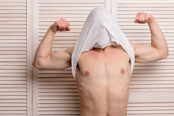 Kerel met sterke spieren in witte tank top. — Stockfoto