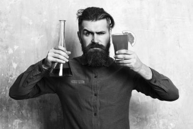 Alkol iğnesi, cam tüp ya da matara tutan vahşi hipster.