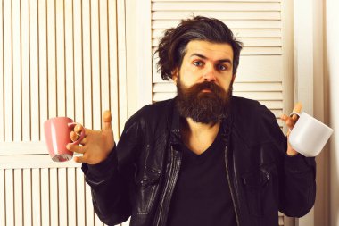 Kafkasyalı vahşi hippi elinde bardak ya da kupa tutuyordu.