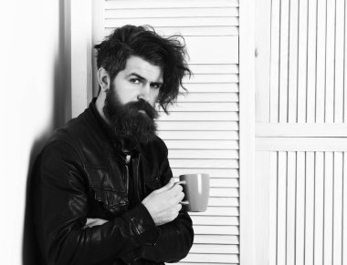 Kafkasyalı vahşi hippi elinde bardak ya da kupa tutuyordu.