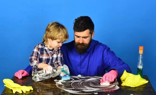 Mavi arka planda sevimli çocuklu bir adam.