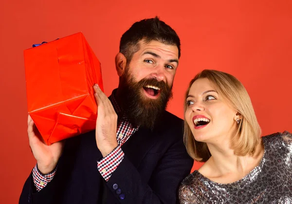 Vriendje en vriendinnetje schudden hun cadeau. Relatie en verrassing — Stockfoto