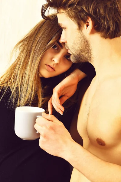 Pár vousatý muž s roztomilé sexy dívka drží pohár — Stock fotografie