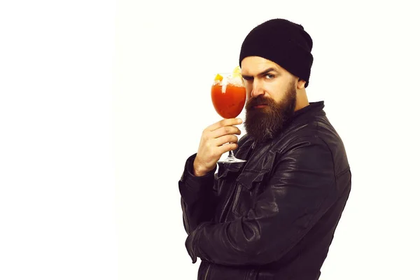 Brutale blanke hipster met alcoholische drank of verse cocktail — Stockfoto