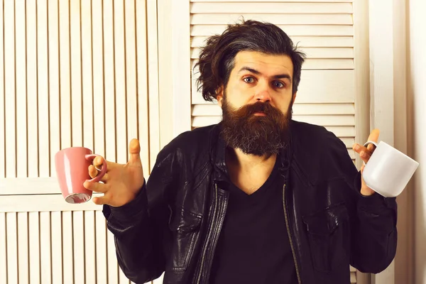 Kafkasyalı vahşi hippi elinde bardak ya da kupa tutuyordu.