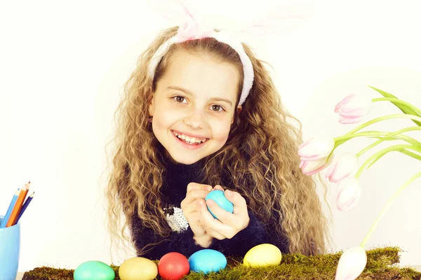Boldog húsvéti lány ceruzával, színes tojás és tulipán virágok — Stock Fotó