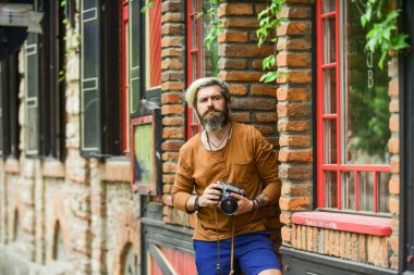 Hobi ve boş zaman. Olgun yetenekli kameraman. Paparazziler dijital kamera kullanır. Fotoğraf çekimi seansı. El kamerasıyla ateş edilmiş. Fotoğrafçı adam çekim yapıyor. Çekim günü hobisi. Sıcak, tembel bir gün.